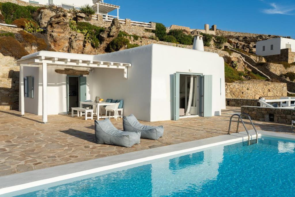 Der Swimmingpool an oder in der Nähe von Villa Crystal by Mykonos Mood