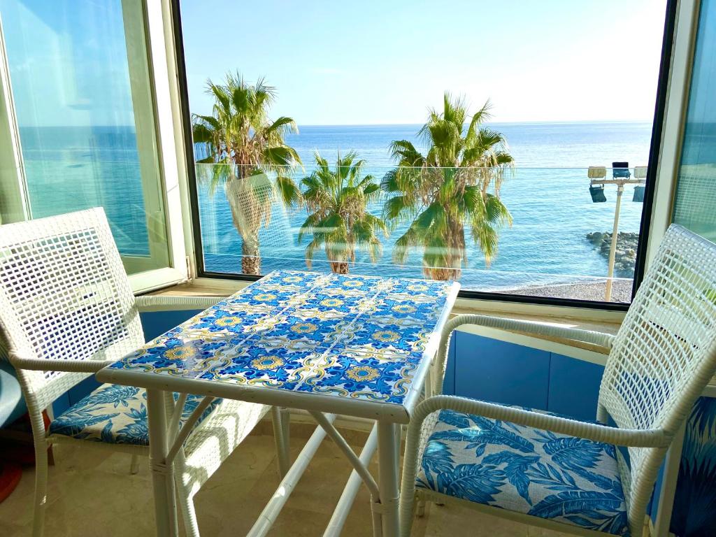 una mesa y sillas con vistas al océano en Apartamento Isabel By Solymar Holiday, en Mezquitilla