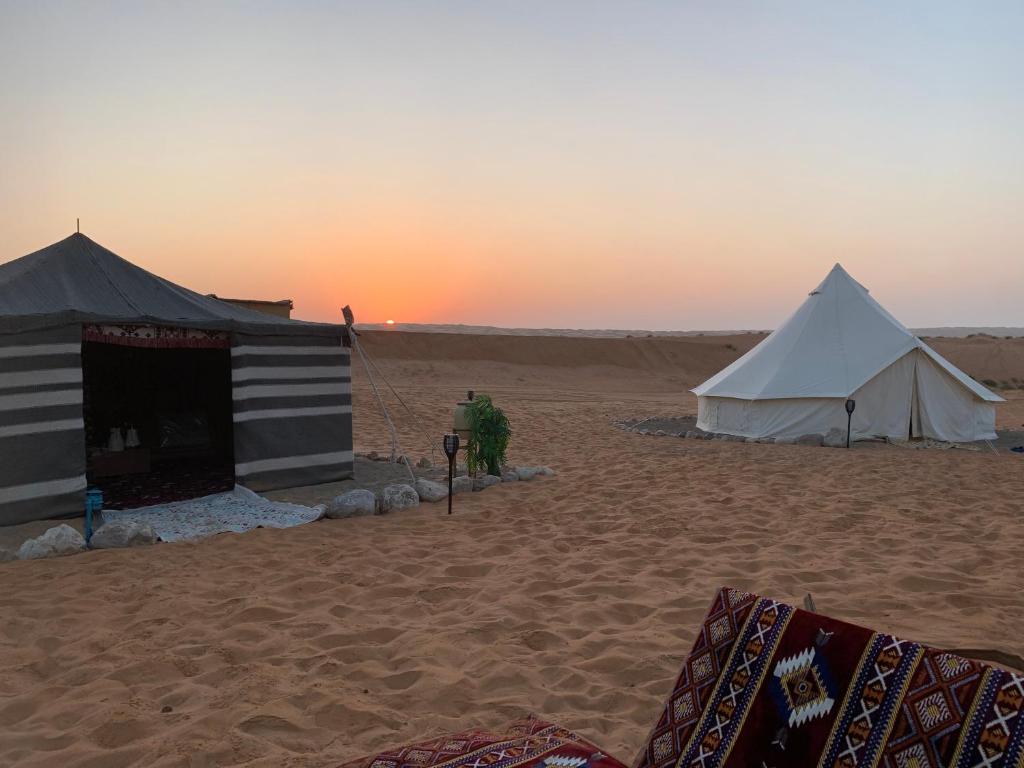 Východ nebo západ slunce při pohledu z luxury tent nebo okolí