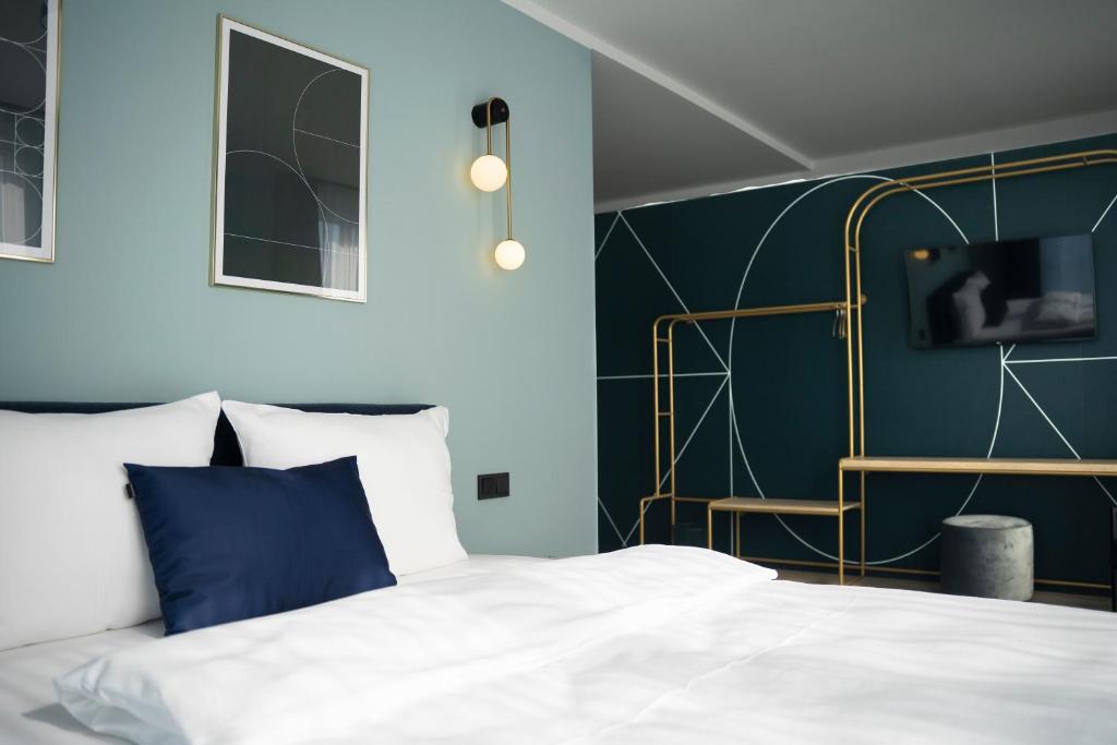 um quarto com uma cama e uma parede azul em The Base Berlin ONE em Berlim