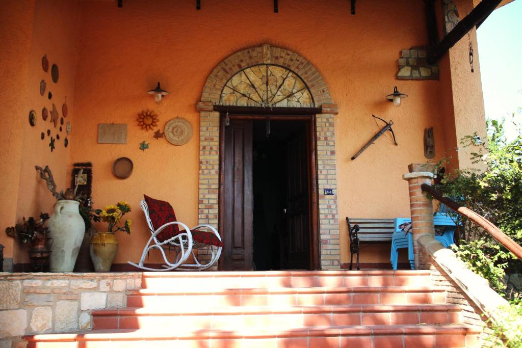 einen Eingang zu einem Haus mit einer Tür und einer Treppe in der Unterkunft Villa Giulia in Castello del Lago