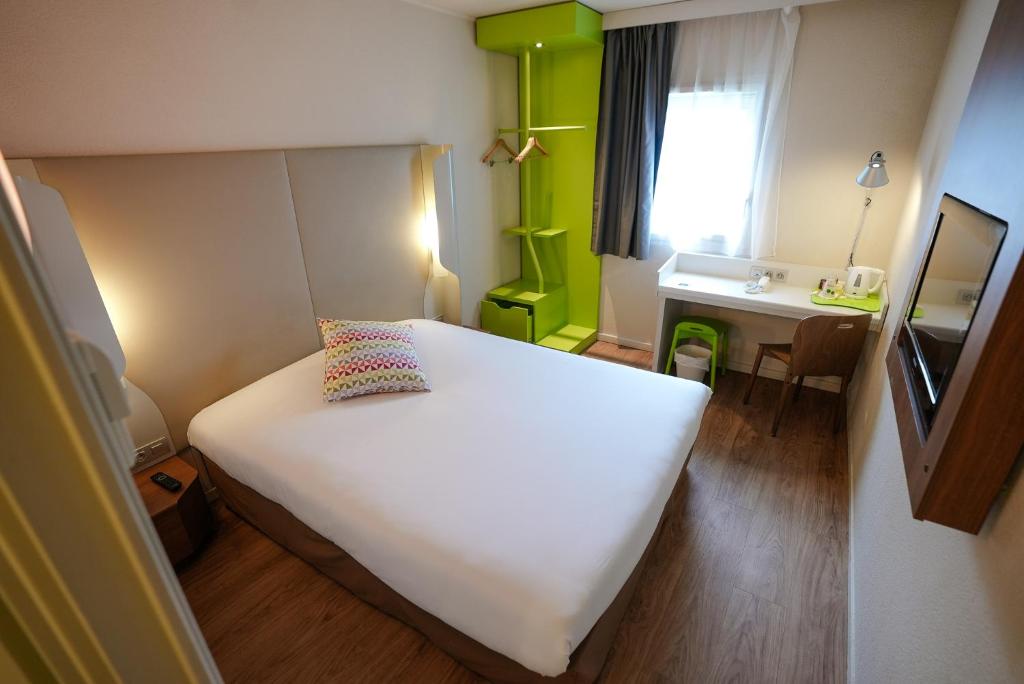 Postel nebo postele na pokoji v ubytování Campanile Paris CDG Airport Villepinte