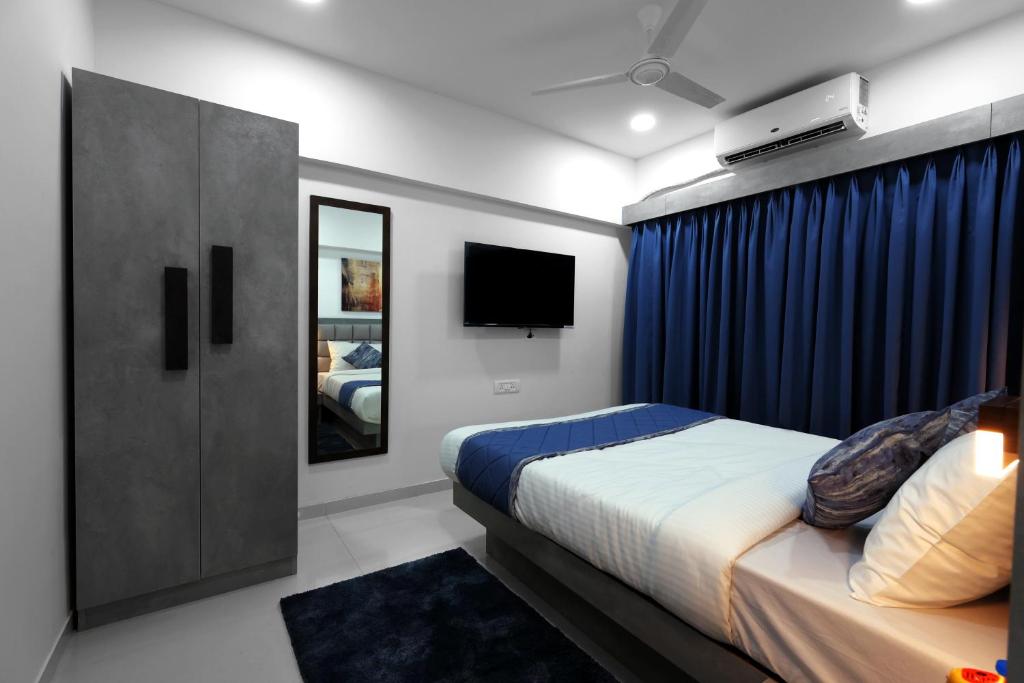 ムンバイにあるAxon Aletaのベッドルーム(ベッド1台、テレビ付)