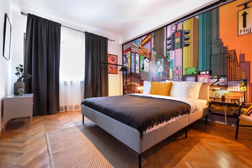sypialnia z łóżkiem z obrazem na ścianie w obiekcie Colorful Chic: Cozy Studio in the Bustling City Center w Bukareszcie