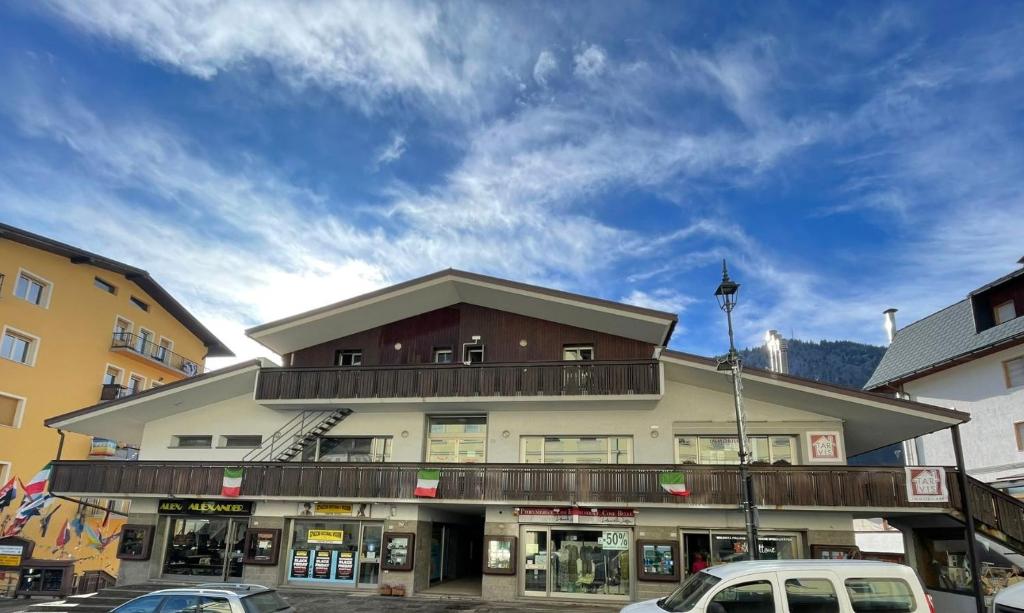 a building with a balcony on top of it at Hotel Tarvis in Tarvisio