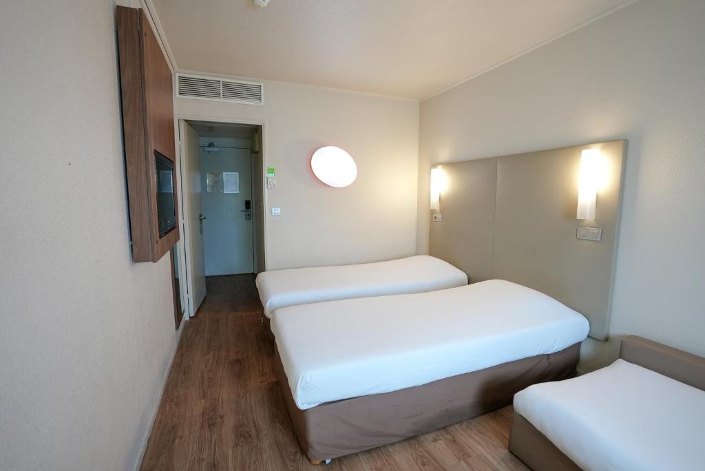 Postel nebo postele na pokoji v ubytování Campanile Paris CDG Airport Villepinte