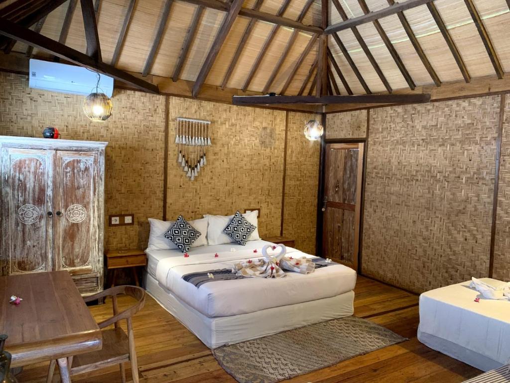 - une chambre avec un grand lit dans l'établissement Villa Bagheera, à Gili Trawangan