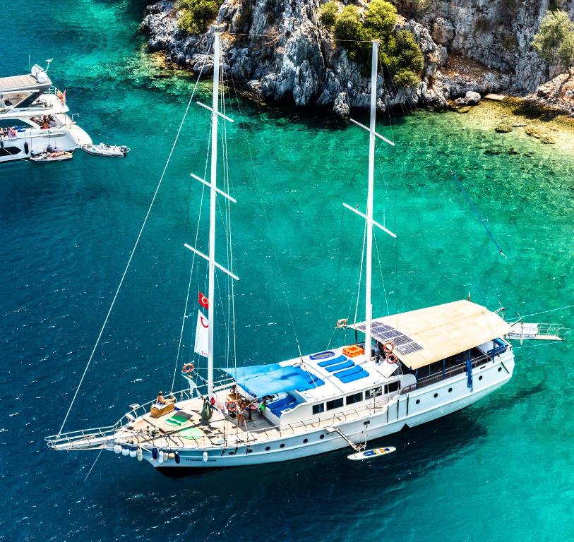 ein Boot, das im Wasser in der Nähe einer Insel schwimmt in der Unterkunft Seaborn Legend in Fethiye