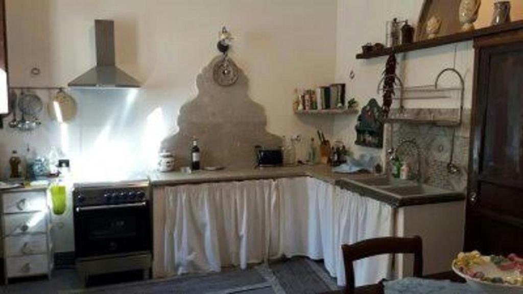 uma cozinha com um lavatório e um fogão forno superior em Garibaldi 15 em Marsala