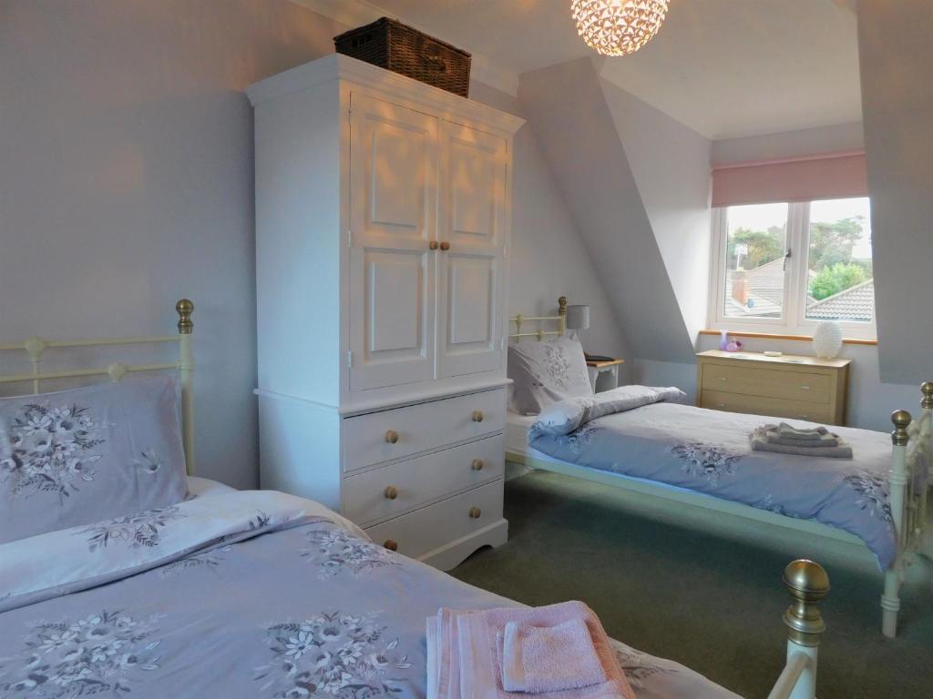 1 dormitorio con 2 camas y vestidor en Seaview Retreat en Sheringham