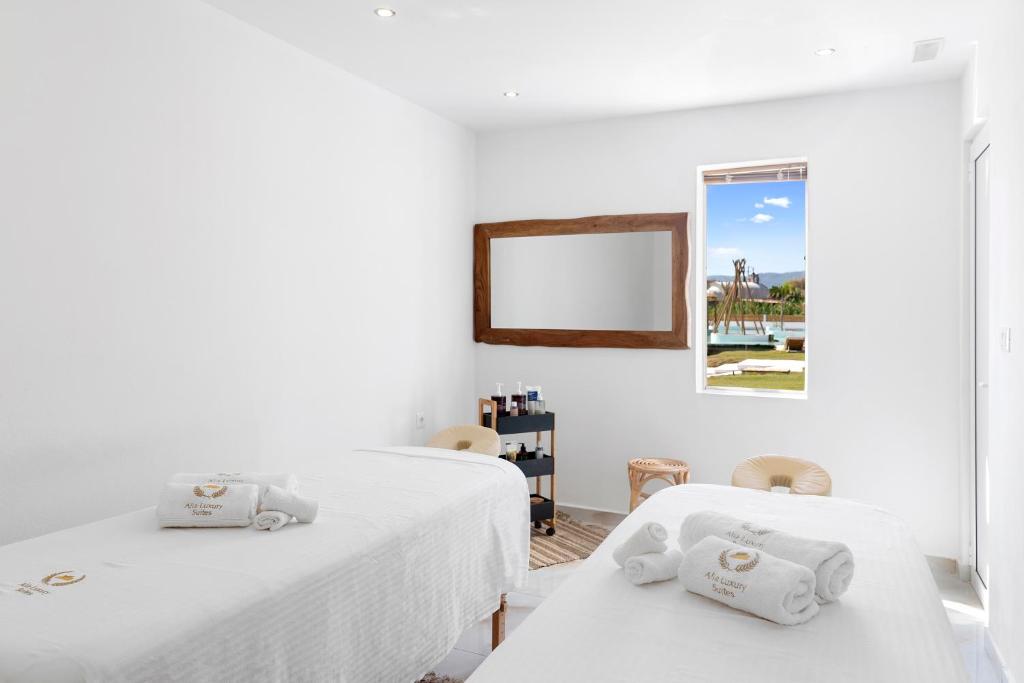 Postel nebo postele na pokoji v ubytování Alia Beachfront Suites and Spa