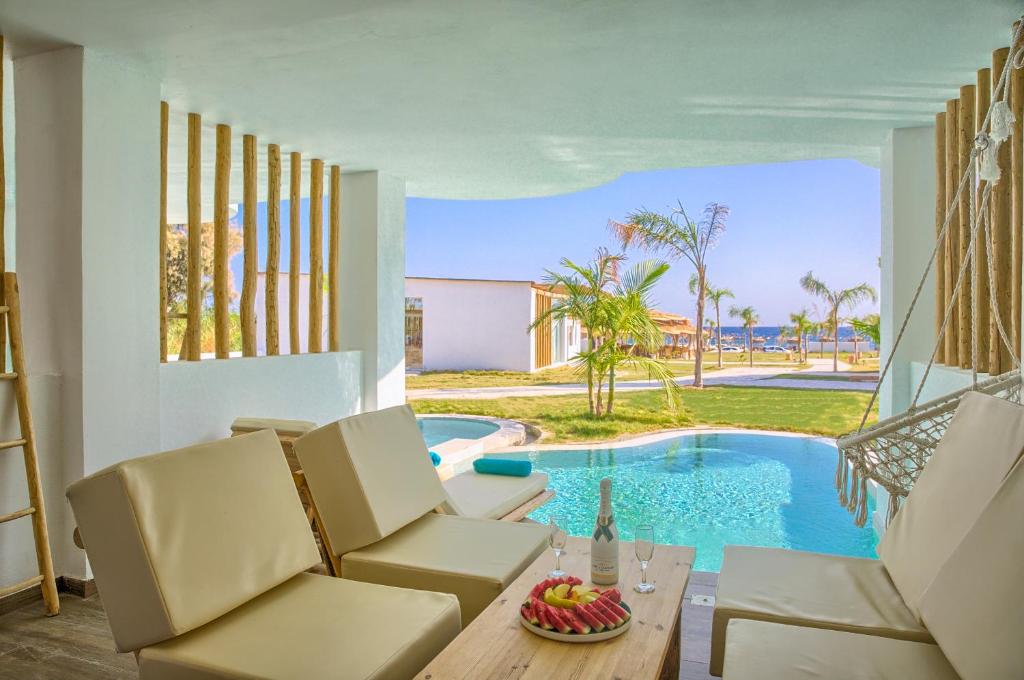 Bazén v ubytování Alia Beachfront Suites and Spa nebo v jeho okolí