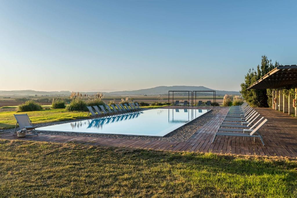 ein Schwimmbad in der Mitte eines Gartens in der Unterkunft Hotel Sa Franquesa Nova in Vilafranca de Bonany