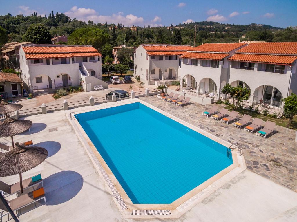 una vista aérea de una piscina en un complejo en The Flower Garden, en Ýpsos