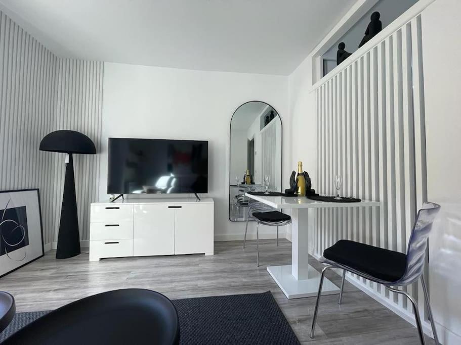 Urban Home by Unique Rooms - 1