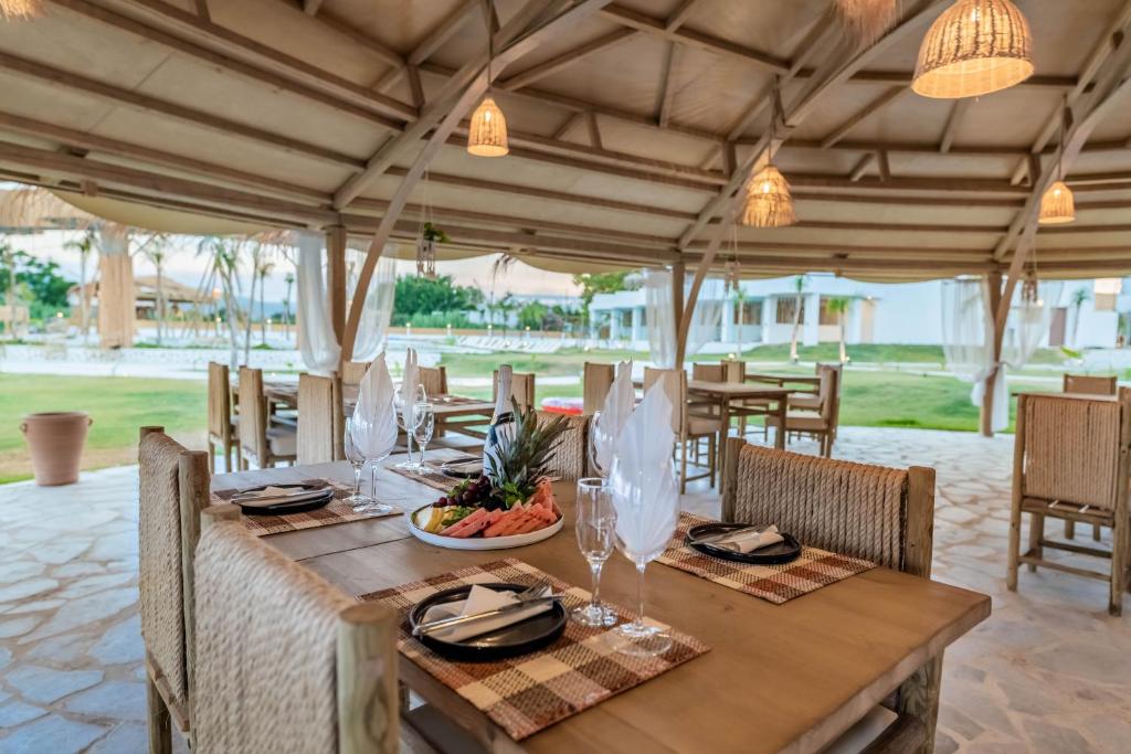 Restaurace v ubytování Alia Beachfront Suites and Spa