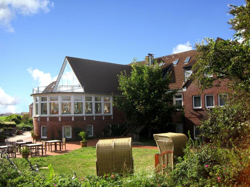 a house with a solarium on top of it at Naturhotel Baltrum in Baltrum