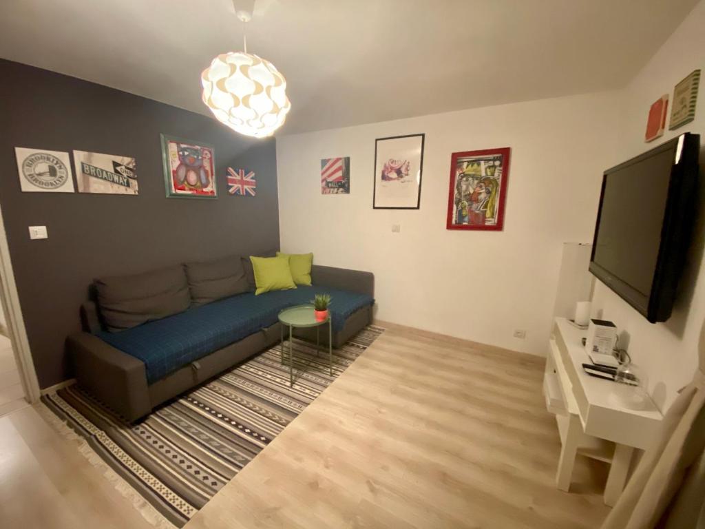 a living room with a couch and a tv at casa sol y sombra in Cademario