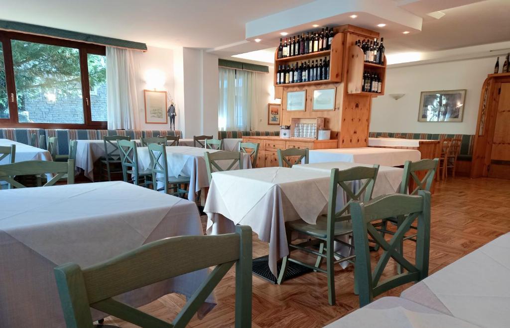 Reštaurácia alebo iné gastronomické zariadenie v ubytovaní Hotel Posta