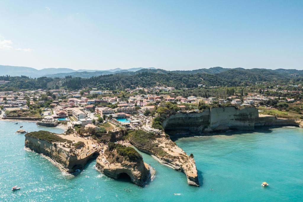 uma vista aérea de uma pequena ilha na água em Akron Seascape Resort, a member of Brown Hotels em Sidari