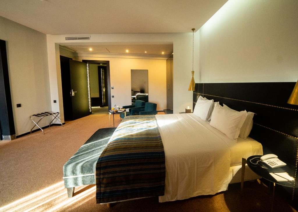 Postel nebo postele na pokoji v ubytování Hotel Le Rocher Marrakech