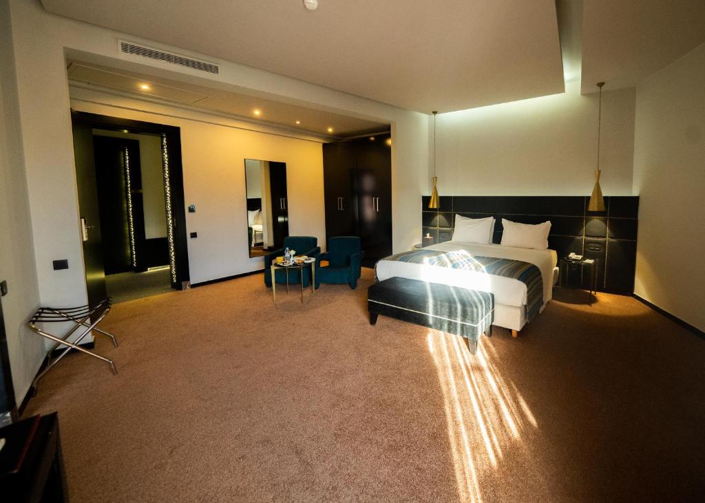 Postel nebo postele na pokoji v ubytování Hotel Le Rocher Marrakech
