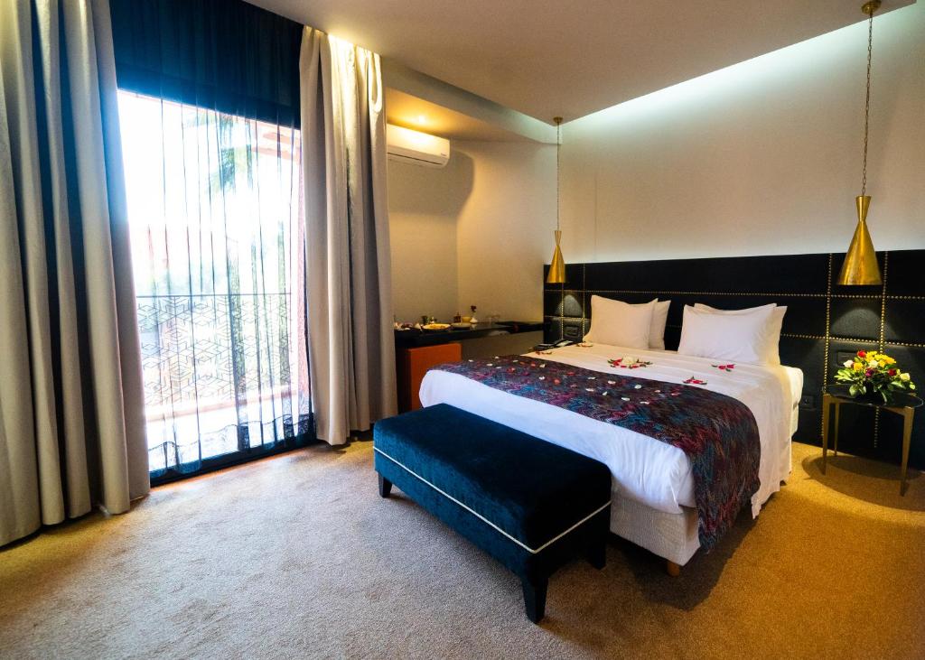 Postel nebo postele na pokoji v ubytování Hotel Le Rocher Marrakech