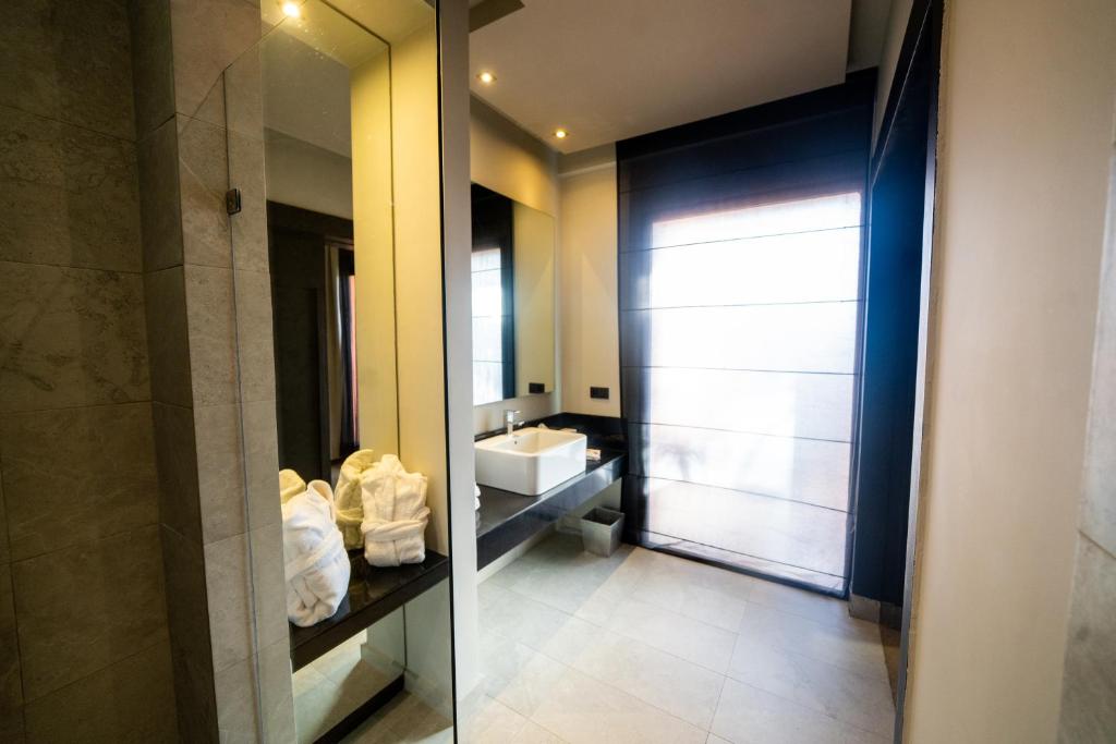 Postel nebo postele na pokoji v ubytování Hotel Le Rocher Marrakech