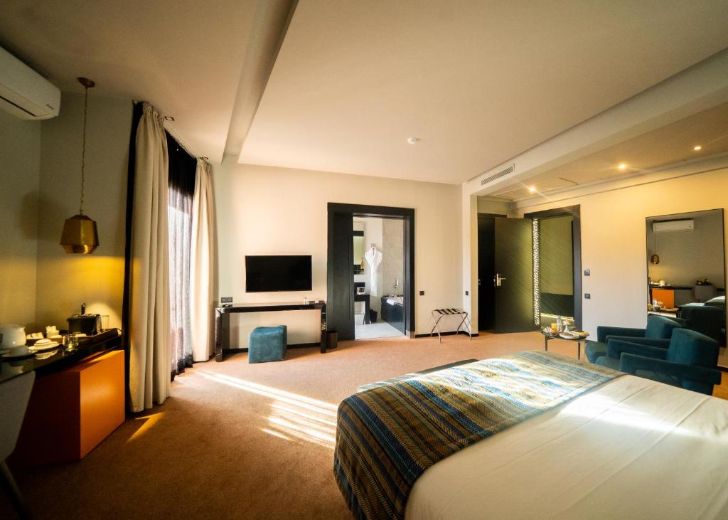 TV a/nebo společenská místnost v ubytování Hotel Le Rocher Marrakech