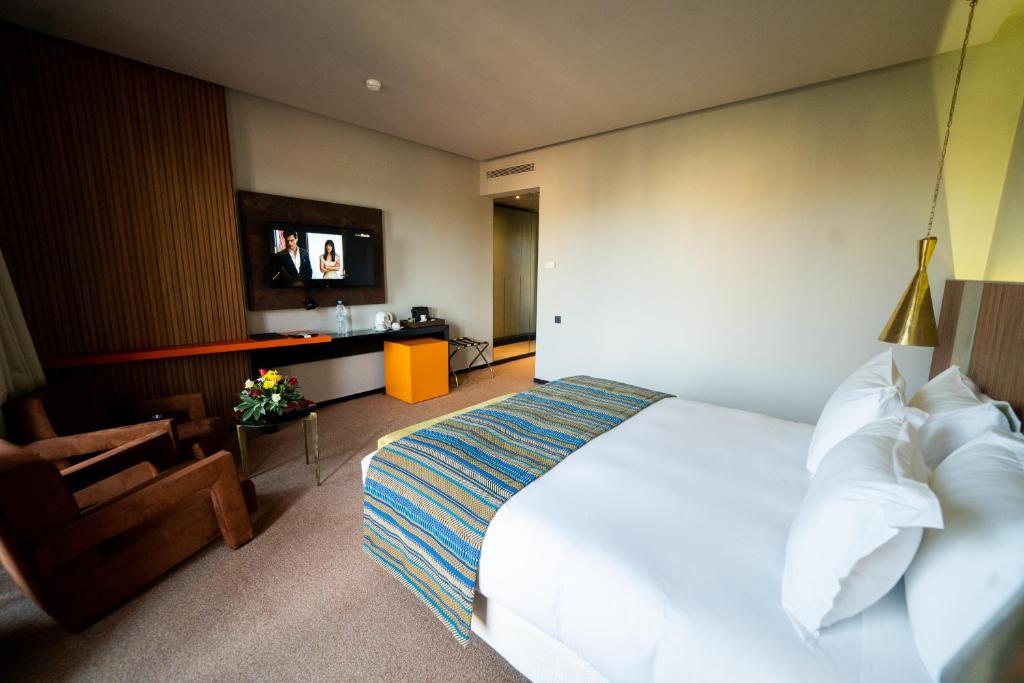 Postel nebo postele na pokoji v ubytování Hotel Le Rocher Marrakech