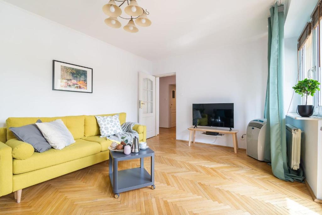 Televízia a/alebo spoločenská miestnosť v ubytovaní Smolna 8 - Warm Apartment with Balcony by Noclegi Renters