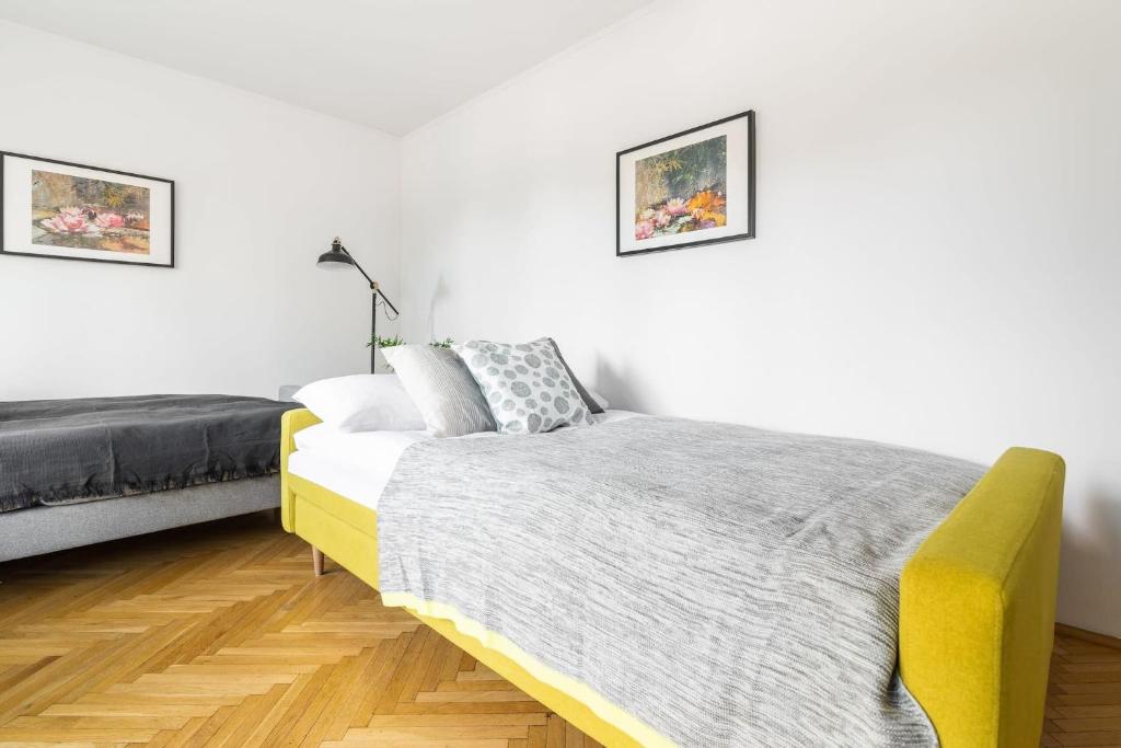 Posteľ alebo postele v izbe v ubytovaní Smolna 8 - Warm Apartment with Balcony by Noclegi Renters