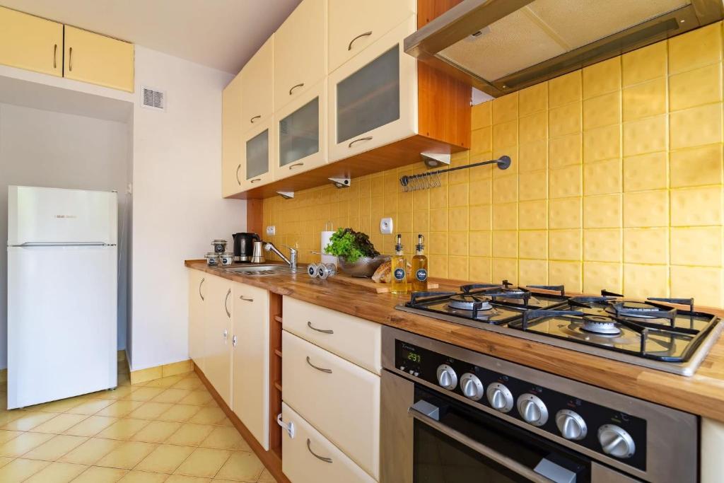 Kuchyňa alebo kuchynka v ubytovaní Smolna 8 - Warm Apartment with Balcony by Noclegi Renters