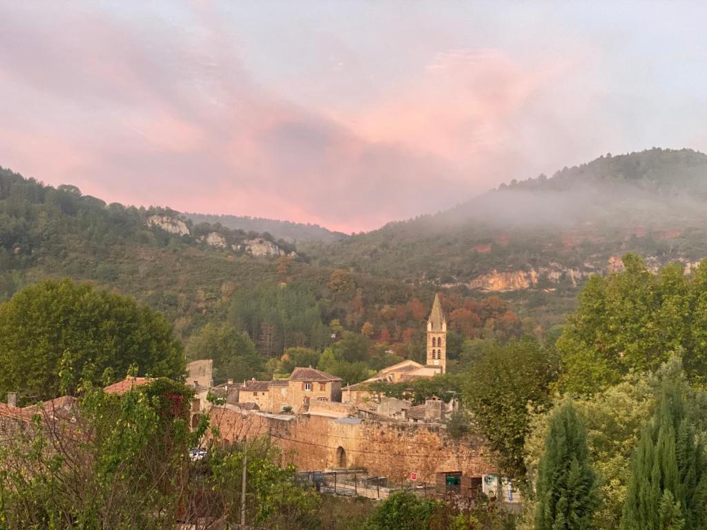 une vue d'une ville avec une montagne en arrière-plan dans l'établissement Villa Florence, à Alet-les-Bains