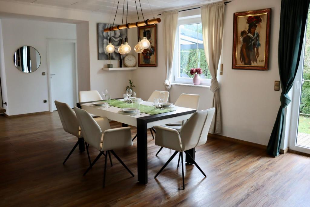 een eetkamer met een tafel en stoelen bij Luxury Apartment near Munich Airport - Therme ED - Parking in Berglern