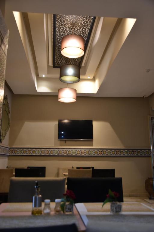 TV a/nebo společenská místnost v ubytování Cadé Hotel