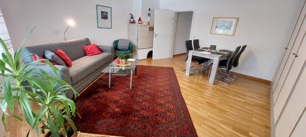 een woonkamer met een bank en een tafel bij Wohnung zum Wohlfühlen beruflich und privat in Zell am Main