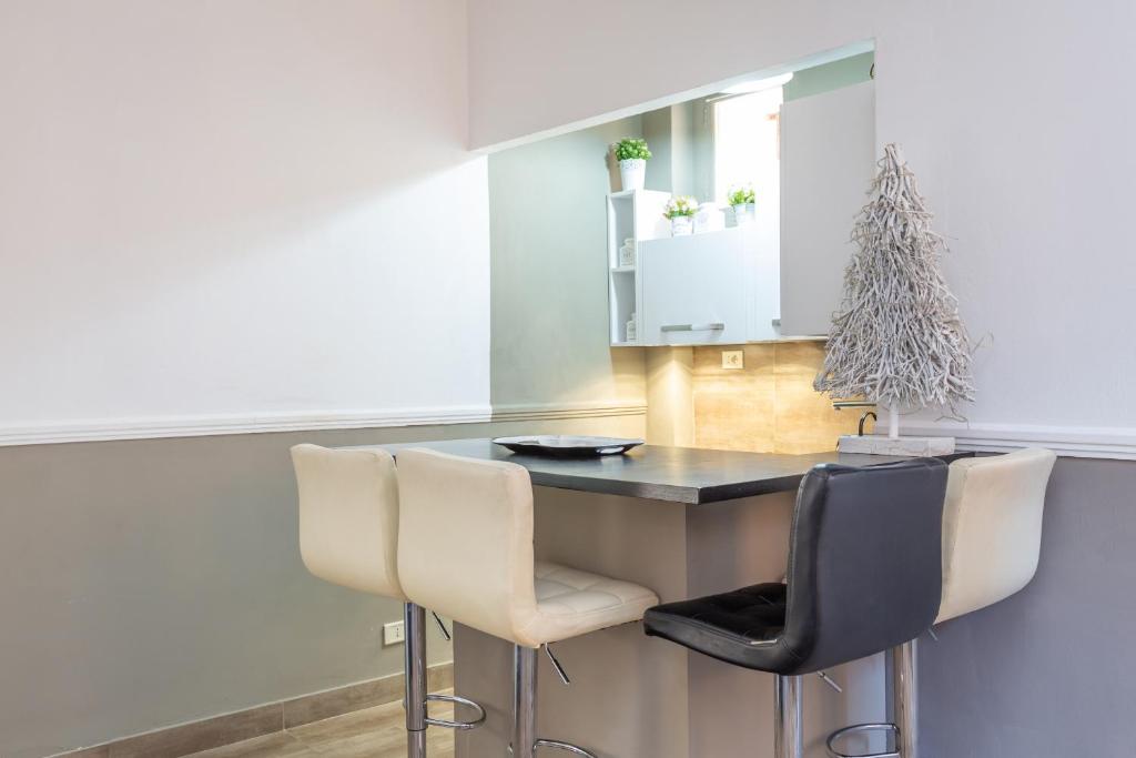 cocina con encimera y 2 taburetes en Central Charm near Piazza Navona - Cozy Loft for 2, en Roma