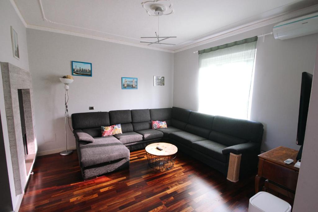 ein Wohnzimmer mit einem Sofa und einem Tisch in der Unterkunft Casa Cerea in Cerea