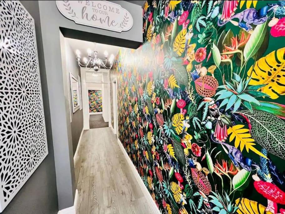 un pasillo con un mural de flores en la pared en Duke's Den - Liverpool City en Liverpool