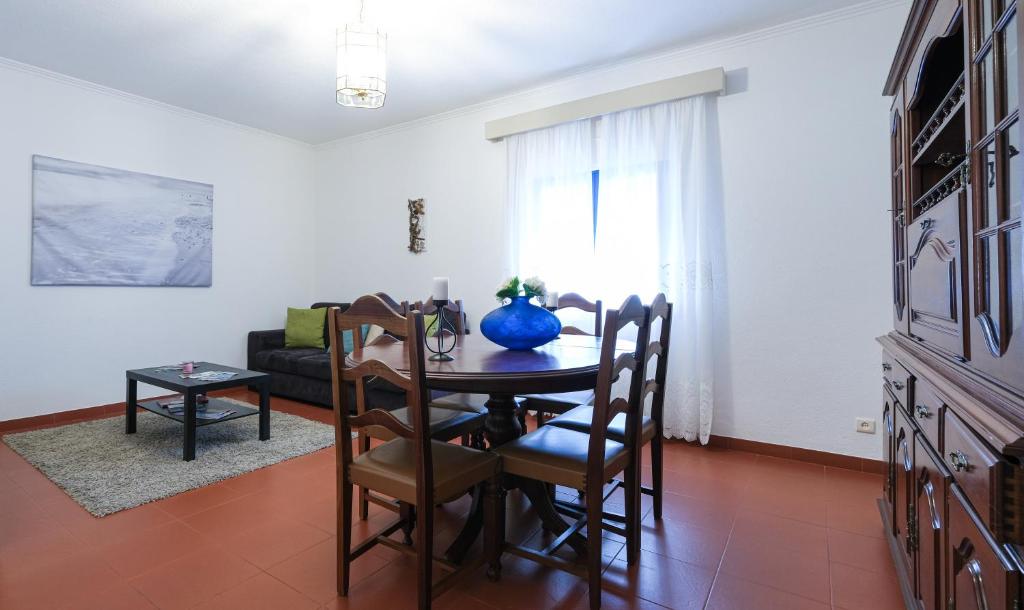 Un comedor con mesa y sillas en Holidays at Laureano, en Ponta Delgada