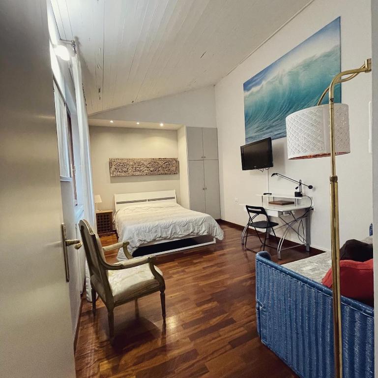 - une chambre avec un lit, une chaise et un bureau dans l'établissement Giulia Suite Bologna, à Bologne