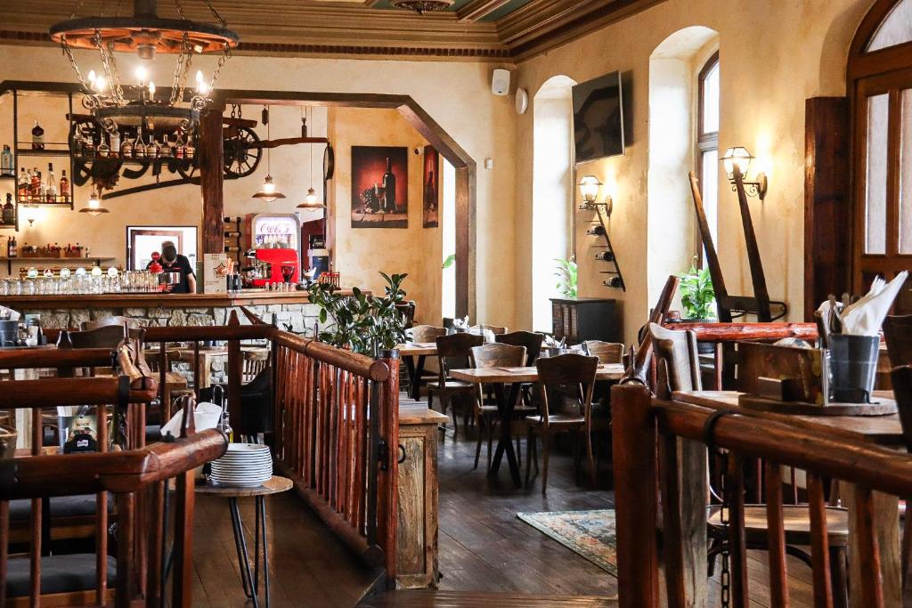 Un restaurante o sitio para comer en Hotel U Simla