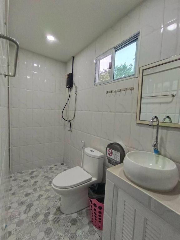 Un baño de Blanco Beach Bar Hostel