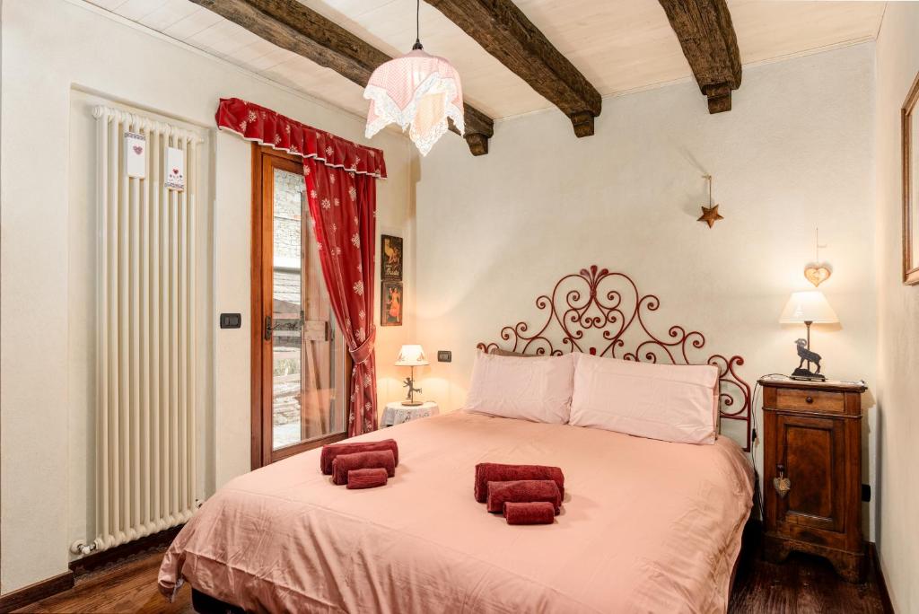 um quarto com uma cama grande com dois bancos em 5 min Piste Sci, Garage - Ski House Prerichard em Bardonecchia