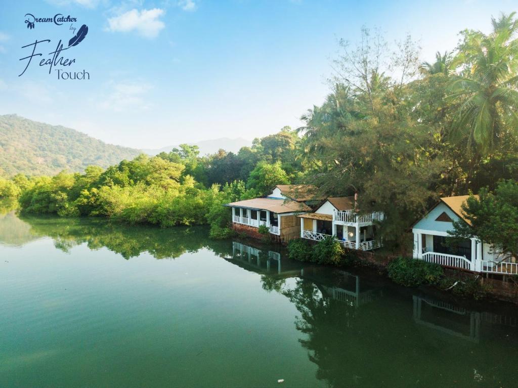 una fila de cabañas a orillas de un río en Feather Touch Hotels and Resorts Palolem, en Palolem