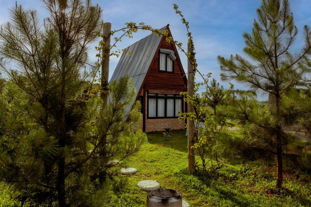 uma pequena casa numa colina com árvores em CHALE DAS ESTRELAS em Piçarras