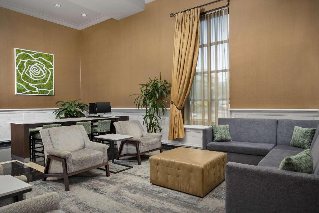 DoubleTree by Hilton Chicago O'Hare Airport-Rosemont photo