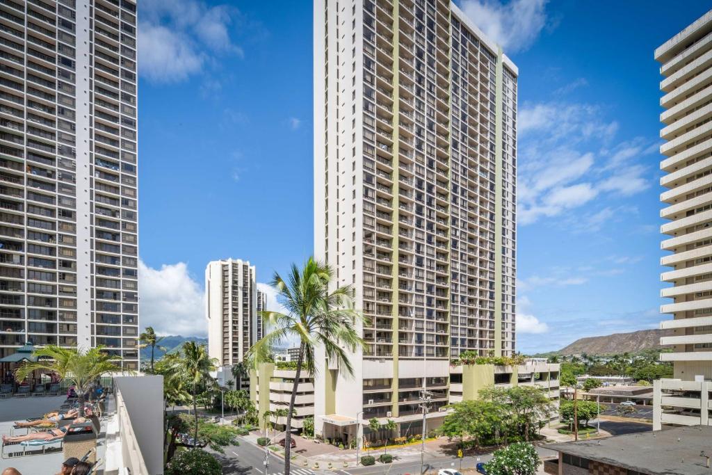 une image de deux grands bâtiments dans une ville dans l'établissement Aston Waikiki Sunset, à Honolulu