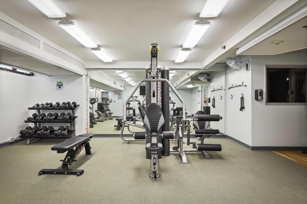 Fitness centrum a/nebo fitness zařízení v ubytování Aston Waikiki Sunset